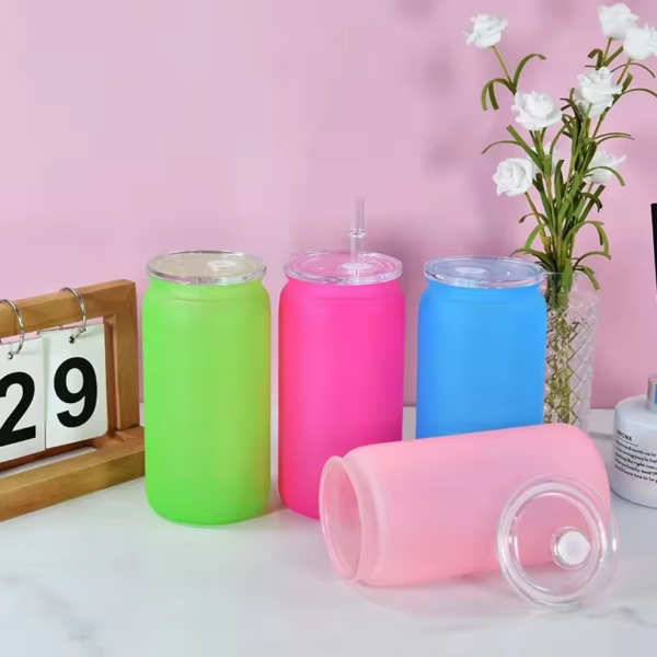 display-of-solid-ombre-16oz-matte-colored-plastic-cup-soda-can-with-pp-lids