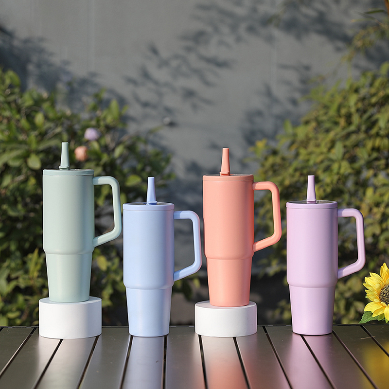 display-of-reusable-stainless-steel-water-bottle-travel-mug-with-flip-straw-lids