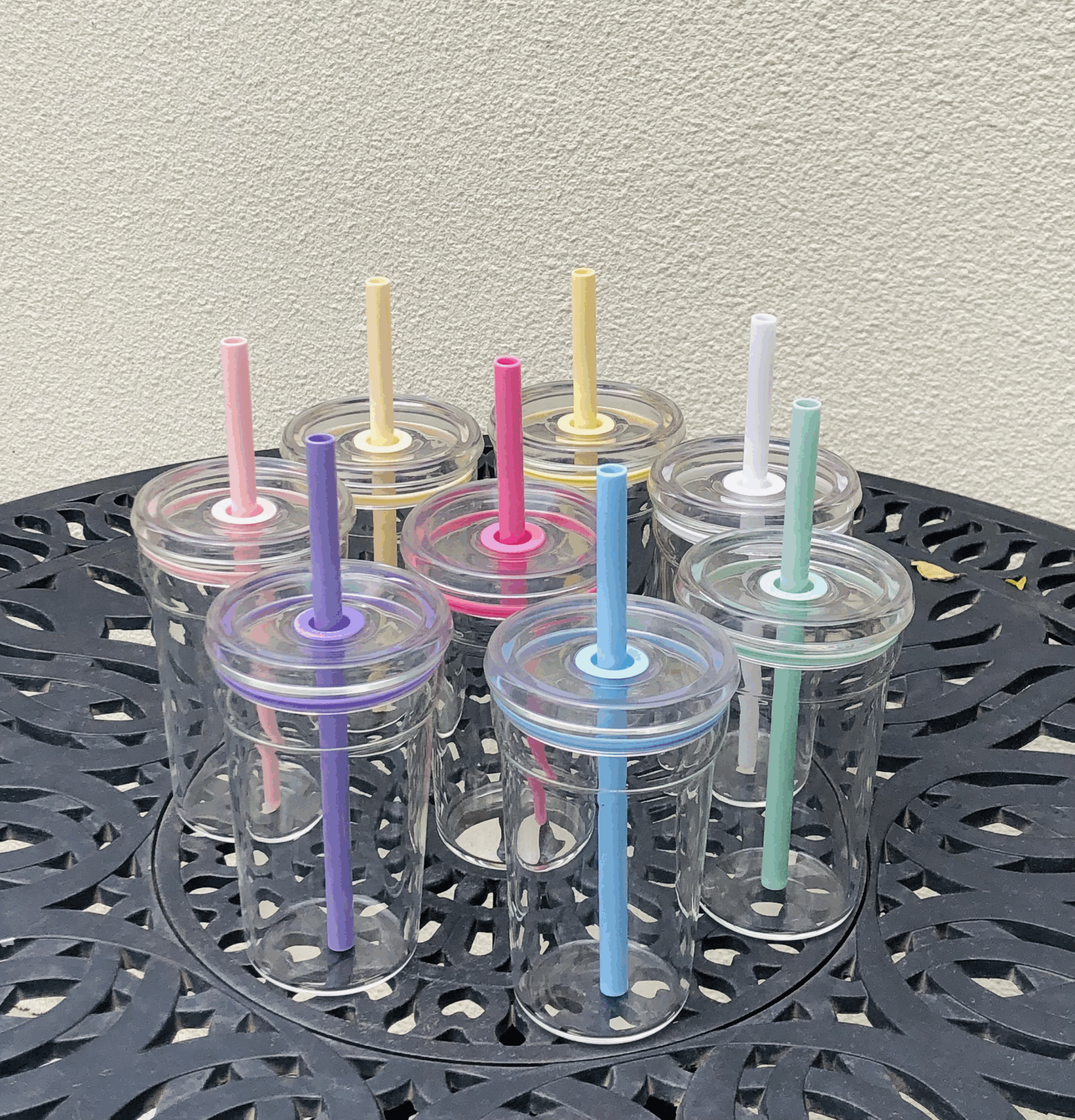 display-of-15oz-acrylic-plastic-coffee-cup-single-layer-with-colored-straws